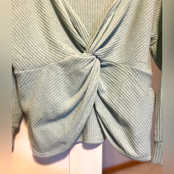 Style rack sweater with twist back size medium very flattering - Picture 5 of 5